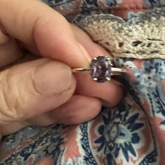 Color changing Elegant Alexandrite Gemstone Ring - Picture 15 of 16